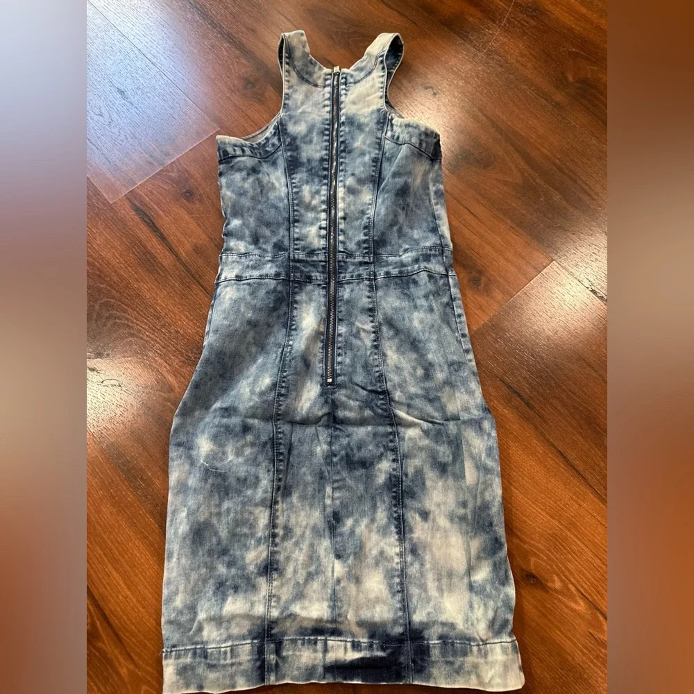 Bebe rare mini denim bodycon dress Sz 0 washed blue color - Picture 5 of 8